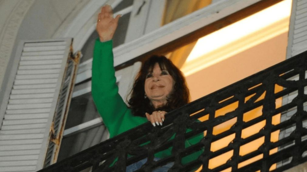 Cristina Kirchner, en una de sus salidas al balcón.