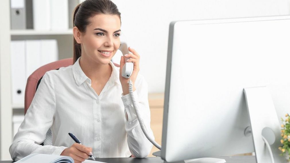 Una secretaria realiza diversas labores (Imagen ilustrativa).