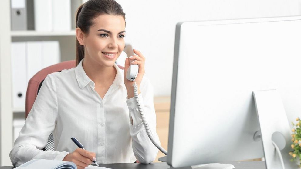 Una secretaria realiza diversas labores (Imagen ilustrativa).