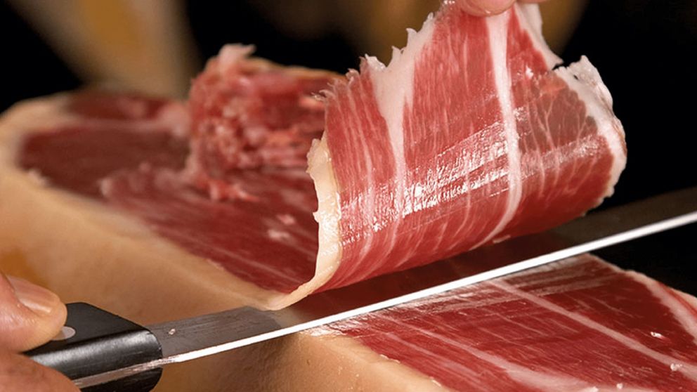 La excelencia artesanal y el sabor distintivo convirtieron a este rincón bonaerense en un verdadero templo del jamón crudo.