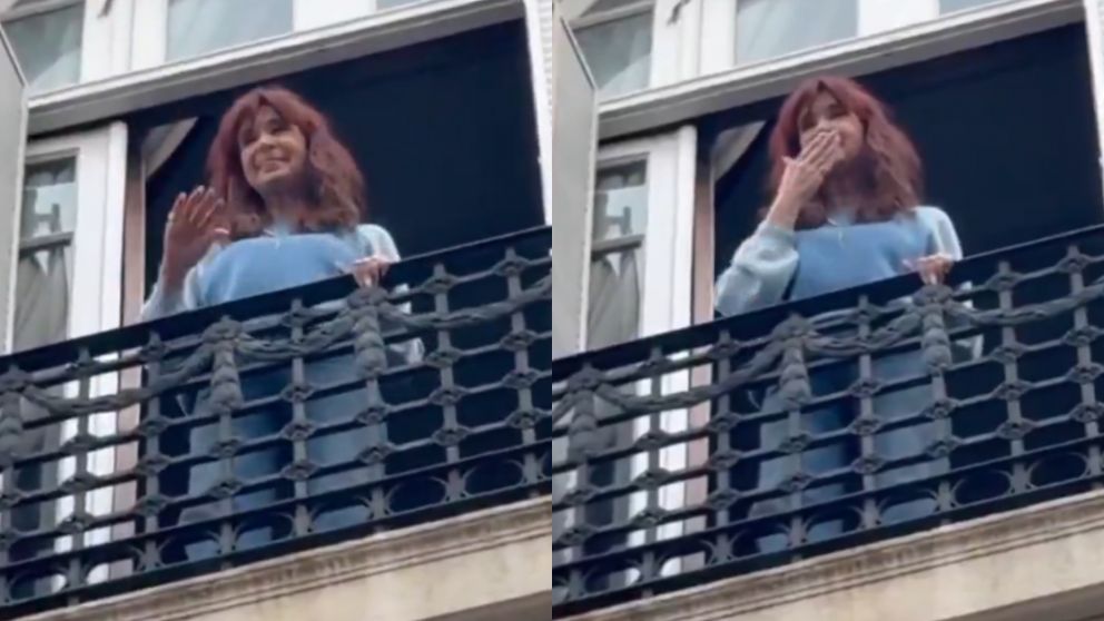 Cristina Kirchner desde el balcón de su casa del barrio Constitución.
