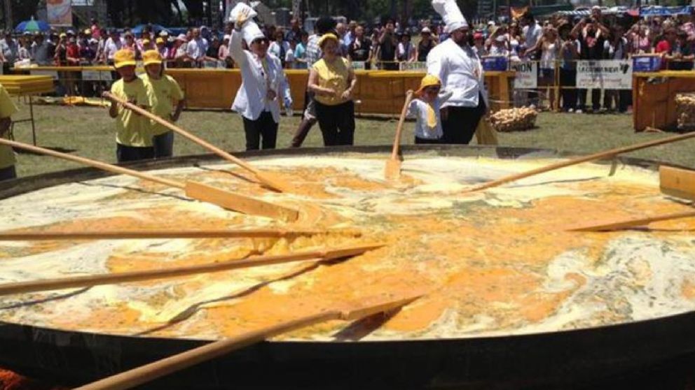 El pueblito bonaerense que sorprende con la Fiesta del Omelette Gigante y es perfecto para un finde a puro descanso