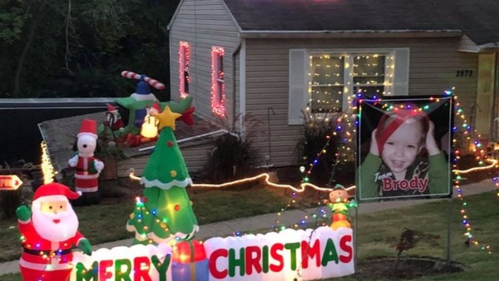 Las casas del barrio tienen los adornos navideños.