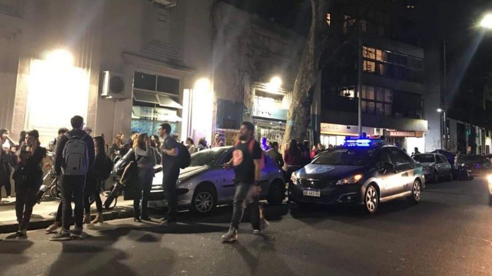 Patrulleros custodiando y ordenando la evacuación de una de las facultades.