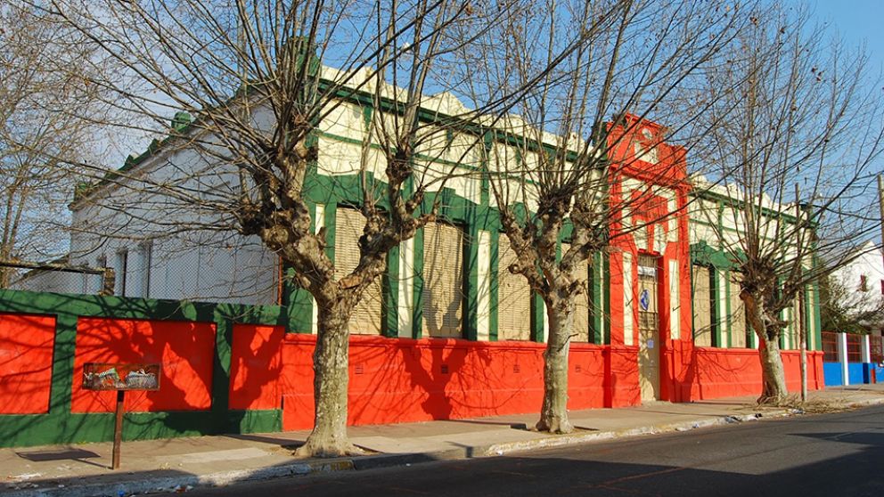 El frente del colegio "Francisco Laprida" antes del incendio provocado el sábado.