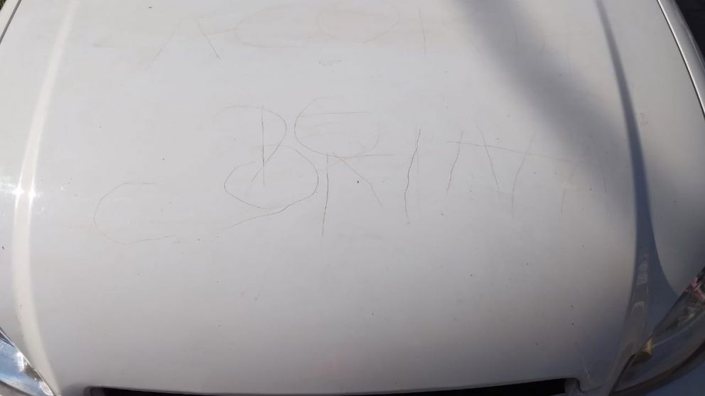 La amenaza escrita sobre el capó del auto de la secretaria gremial de Suteba Ramallo.