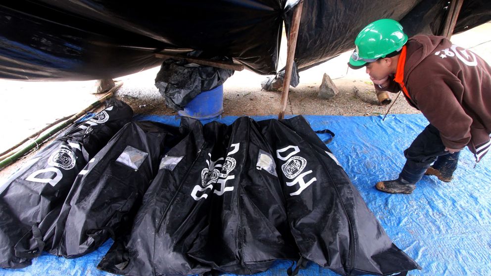 Cuerpos rescatados tras el paso del tifón (AFP).