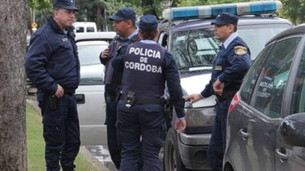 Los policías llegaron al lugar tras el llamado de un familiar de las mujeres.