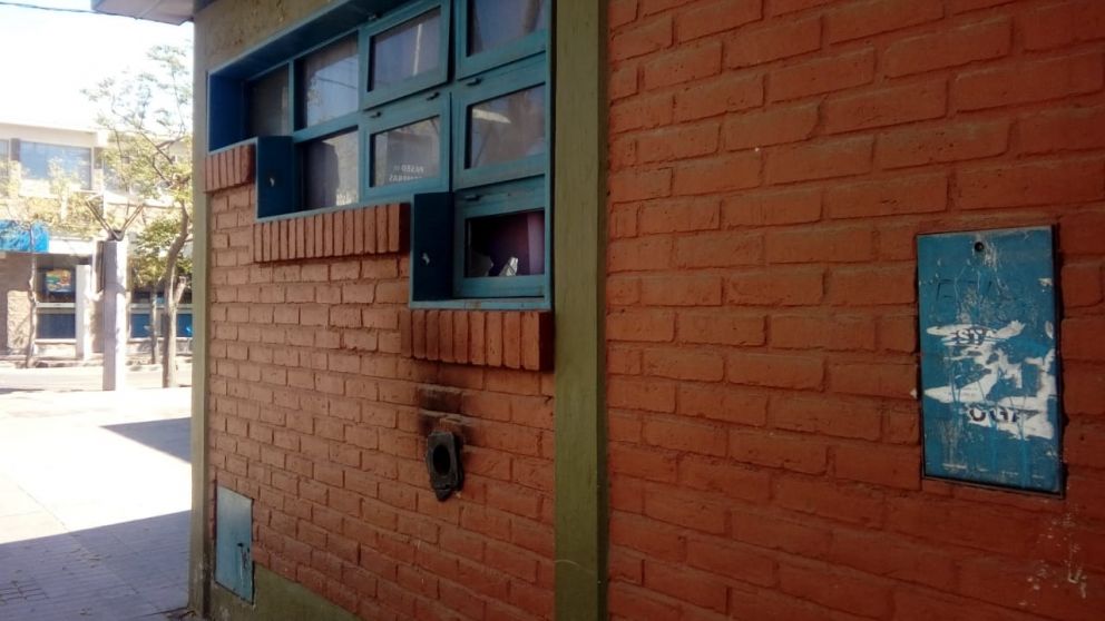 Los jóvenes rompieron los vidrios de una ventana.