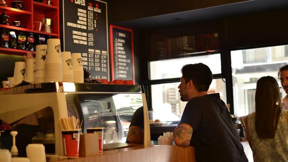 El cafecito es una costumbre que más se encareció por su insumo importado clave.