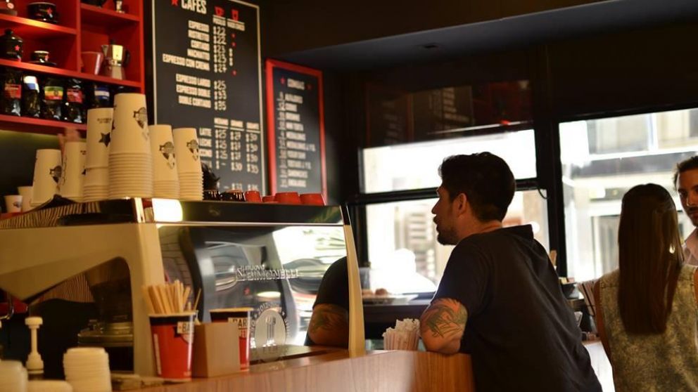El cafecito es una de las costumbres que más se encareció por su insumo importado clave.