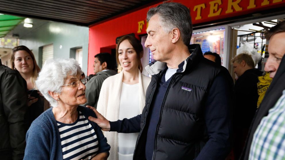 El presidente y la gobernadora María Eugenia Vidal hablaron con vecinos de San Miguel.