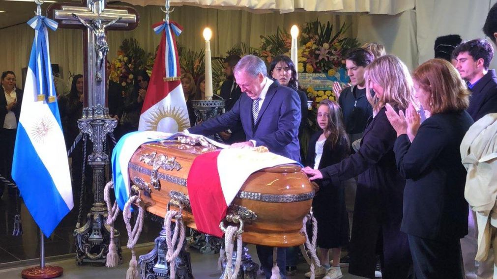 El momento en el que actual gobernador de Córdoba, Juan Schiaretti, ponía entre lágrimas la banda de gobernador al cajón que contiene los restos de de la Sota (Gentileza de Gobernación de Córdoba).