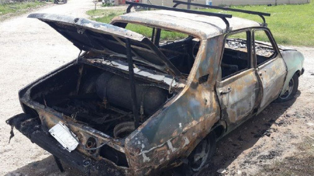 Hay personas que deciden incendiar sus autos para ganar dinero.
