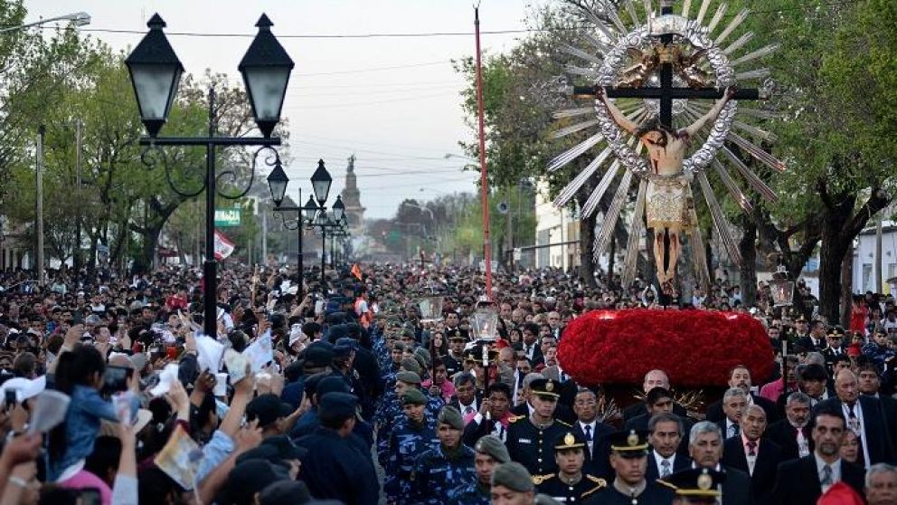 Miles de fieles�celebraron al Se�or y Virgen del Milagro