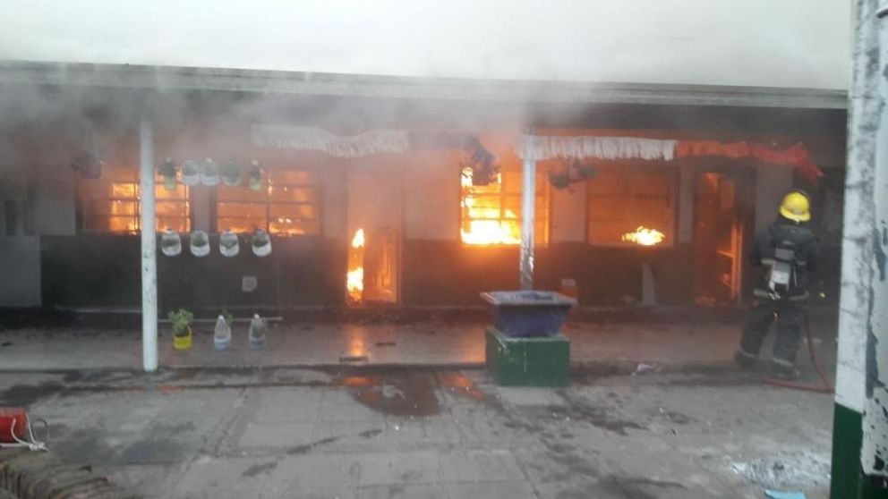 Los bomberos trabajaron varias horas para extinguir las llamas en el establecimiento.