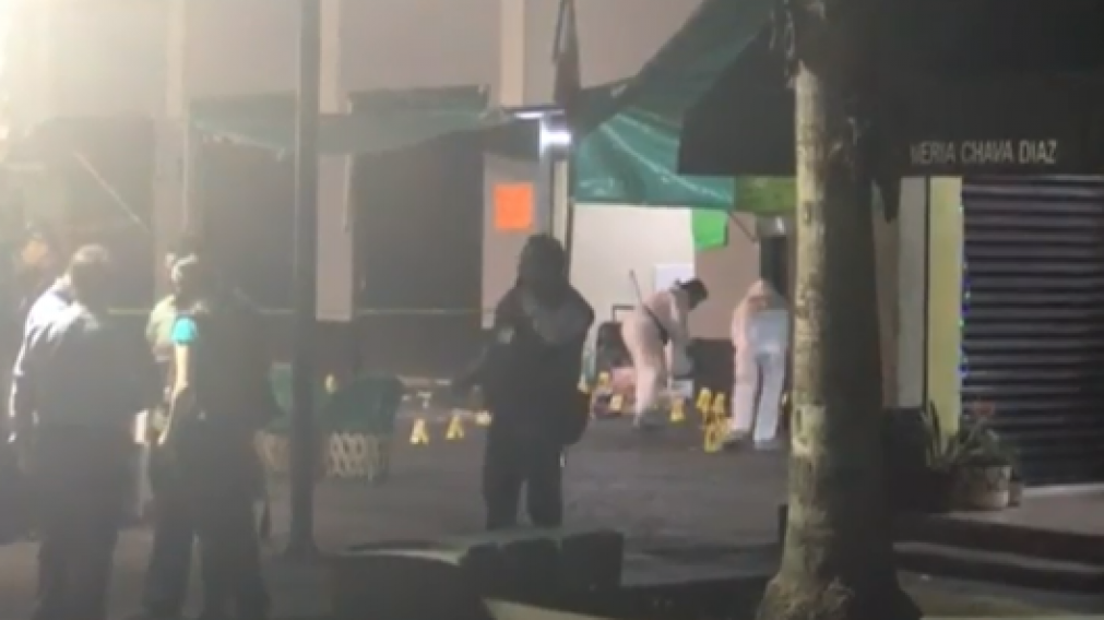 La división de criminología analiza la escena del hecho.