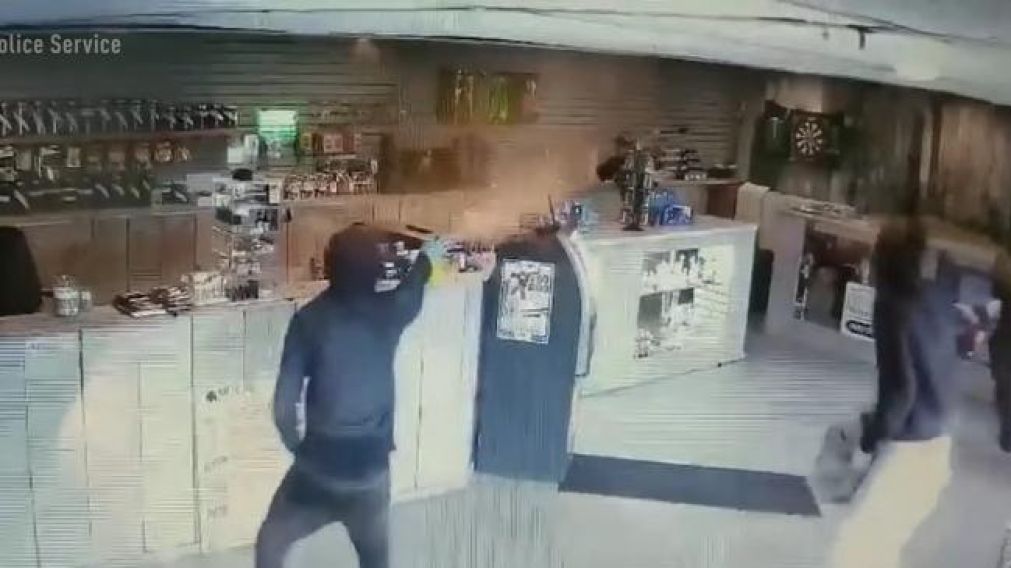 Captura del momento que los delincuentes entraron a robar.