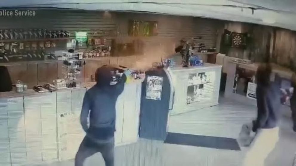 Captura del momento que los delincuentes entraron a robar.
