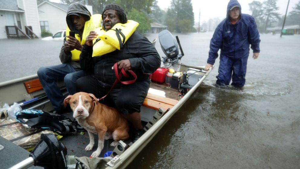 La gente mientras era evacuada por las intensas lluvias. (AFP)