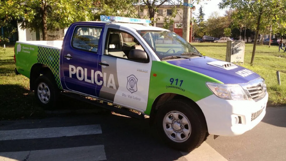 ¡VIDEO! Así le robó cadena de oro a un hombre y embistió contra nena de 3 años
