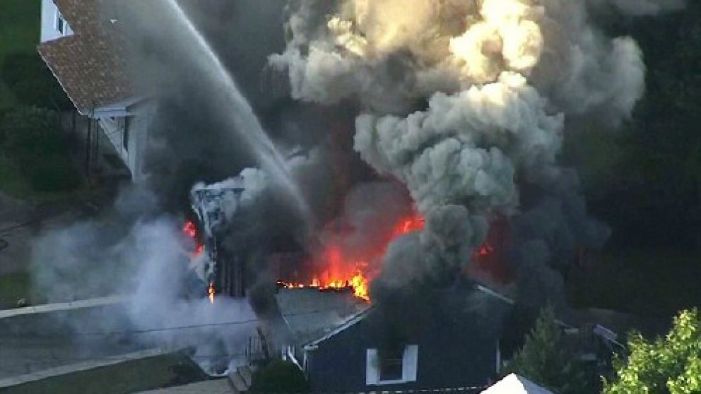 El fuego se apoderó de las viviendas.