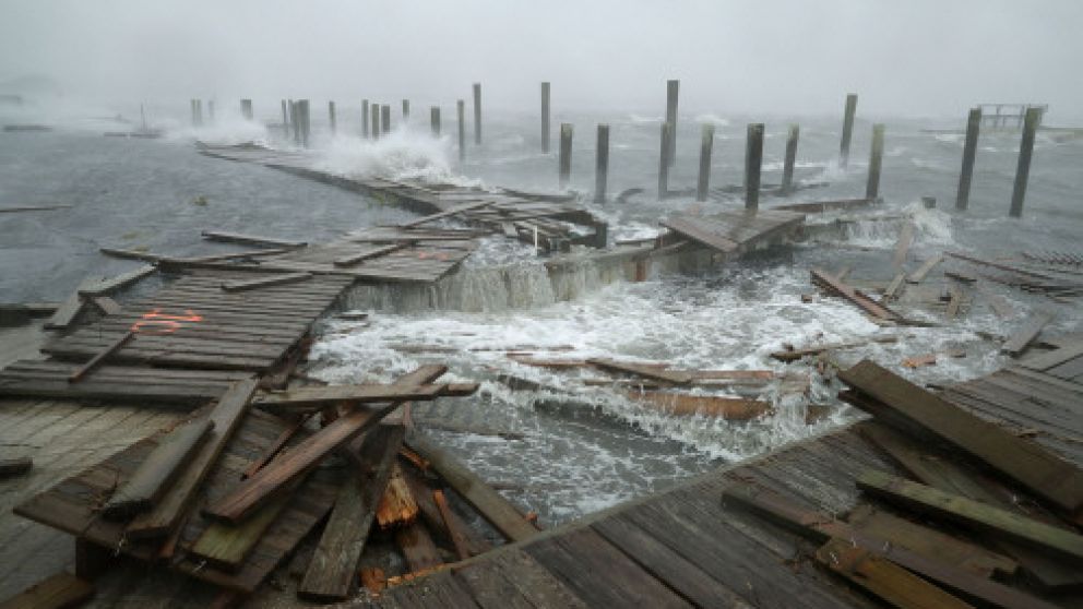 Total destrucción. Un muelle en Carolina del Norte ya sintió las fuerzas del huracán.