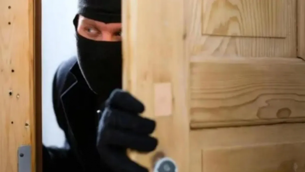 Ladrones encapuchados desvalijaron la casa de un matrimonio de jubilados: es el segundo robo que sufren en dos semanas