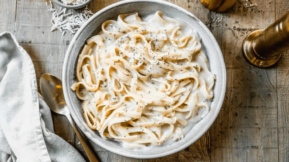 La receta definitiva de la salsa Alfredo: el clásico romano que va a transformar tus pastas