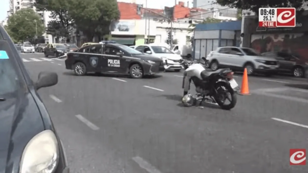Brutal choque entre un auto y una moto en Boedo: el motociclista fue derivado al hospital Durand en grave estado