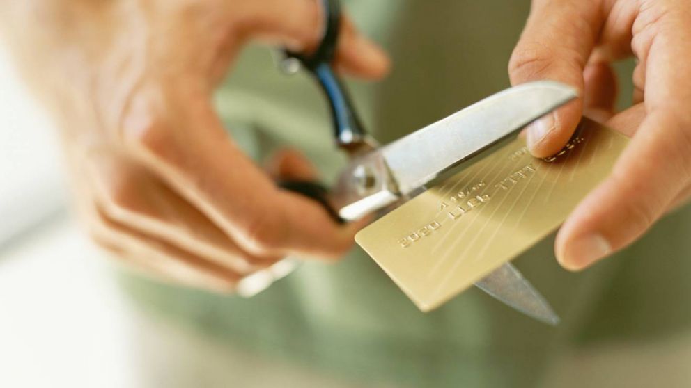 La sugerencia es ajustar todo lo posible el consumo personal y/o familiar hasta saldar las cuentas.