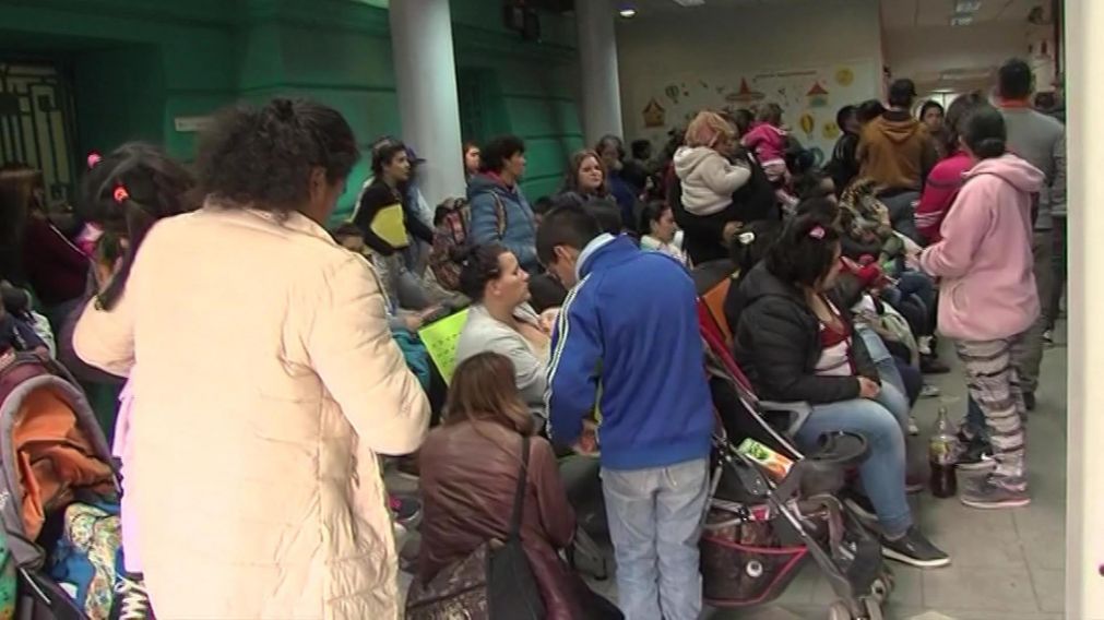 As� espera la gente por atenci�n m�dica. (Captura de TV)