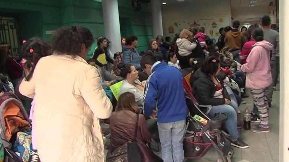 Así espera la gente por atención médica. (Captura de TV)