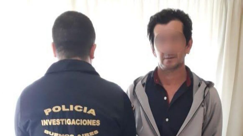 El depravado sujeto paraguayo, al ser esposado.