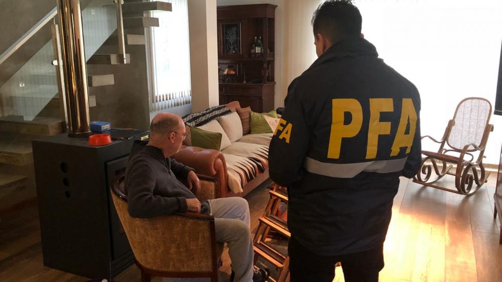 Personal de Policía Federal Argentina en el interior de la vivienda de Morán.