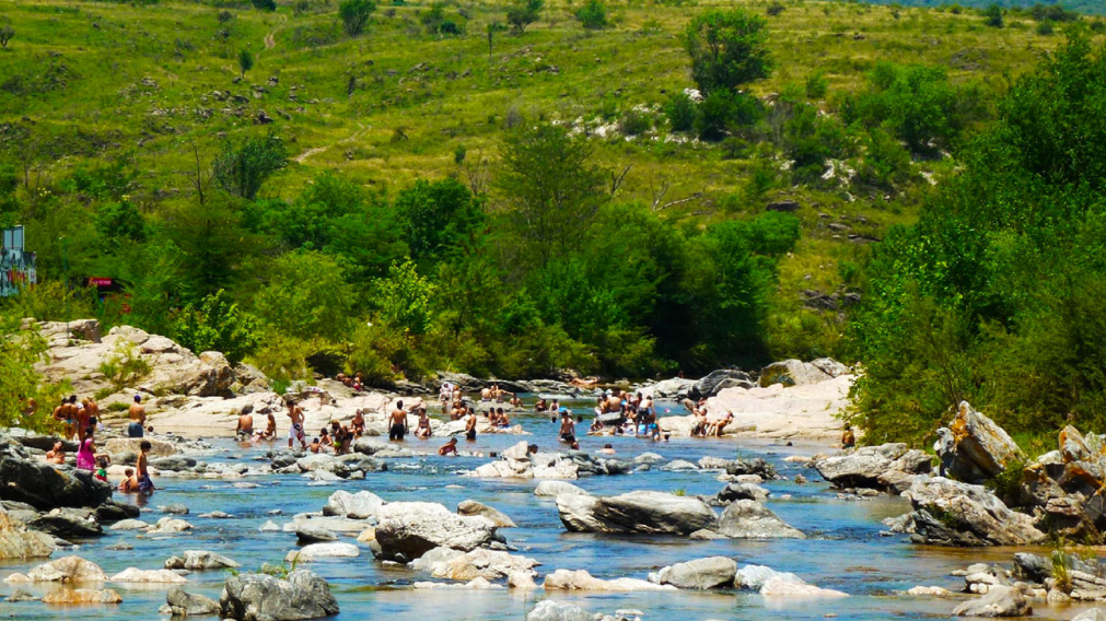 Un secreto en las sierras con agua transparente y piletas naturales: el pueblo ideal para volver "renovado" de una escapada