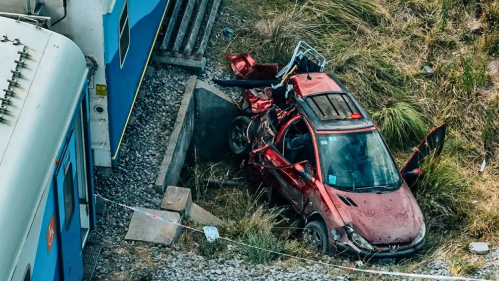 Impactante choque en Ruta 2: tren que iba a Mar del Plata embistió un auto y dejó un herido grave