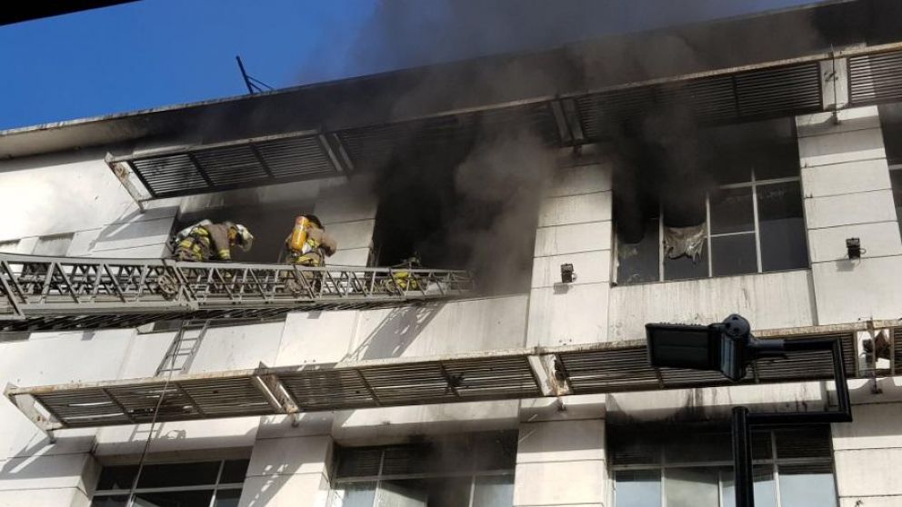 Explosión e incendio en local de telefonía móvil de Quilmes