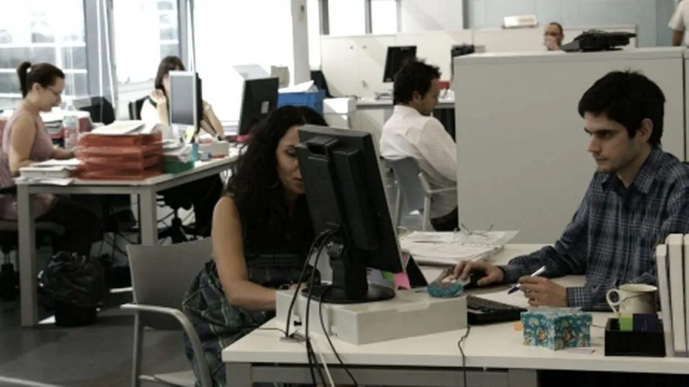 Homologaron el acuerdo salarial para empleados estatales: de cuánto es el aumento y el bono