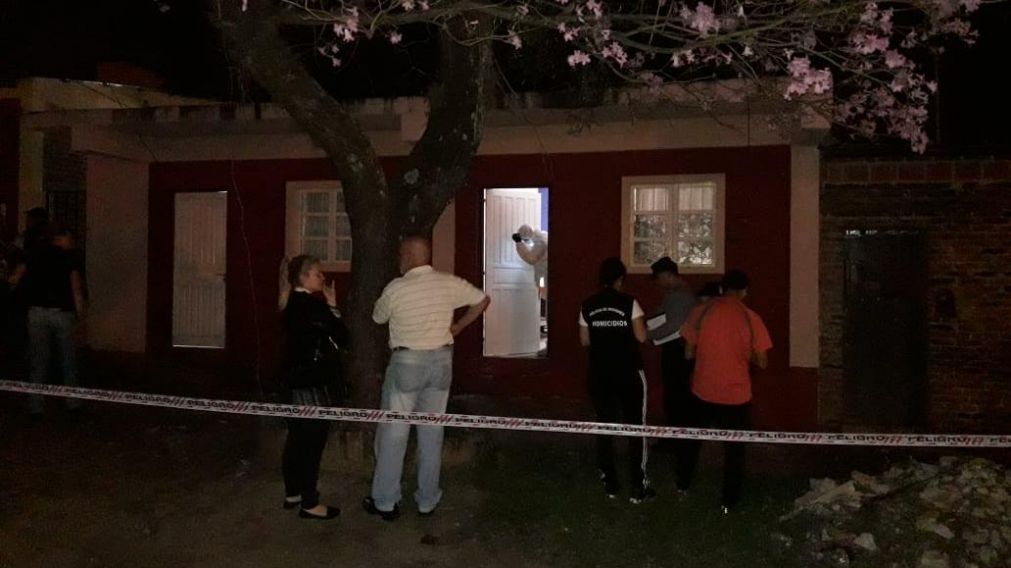 Los peritos trabajaron en la escena del crimen.