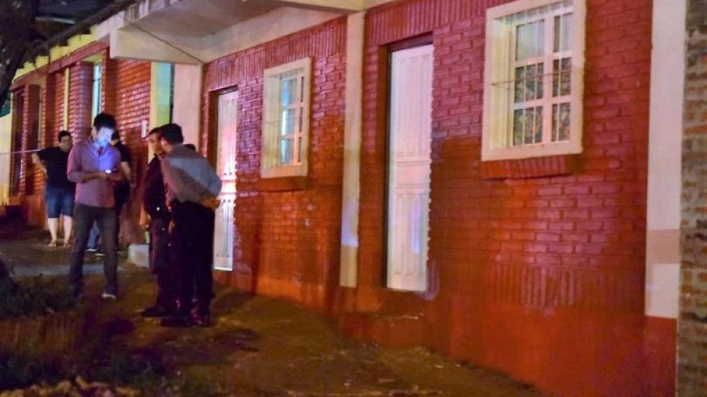 La policía, en plena labor pericial (gentileza El Territorio).