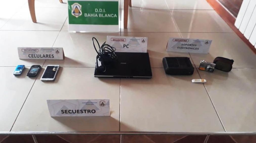 Los objetos incautados durante el operativo.