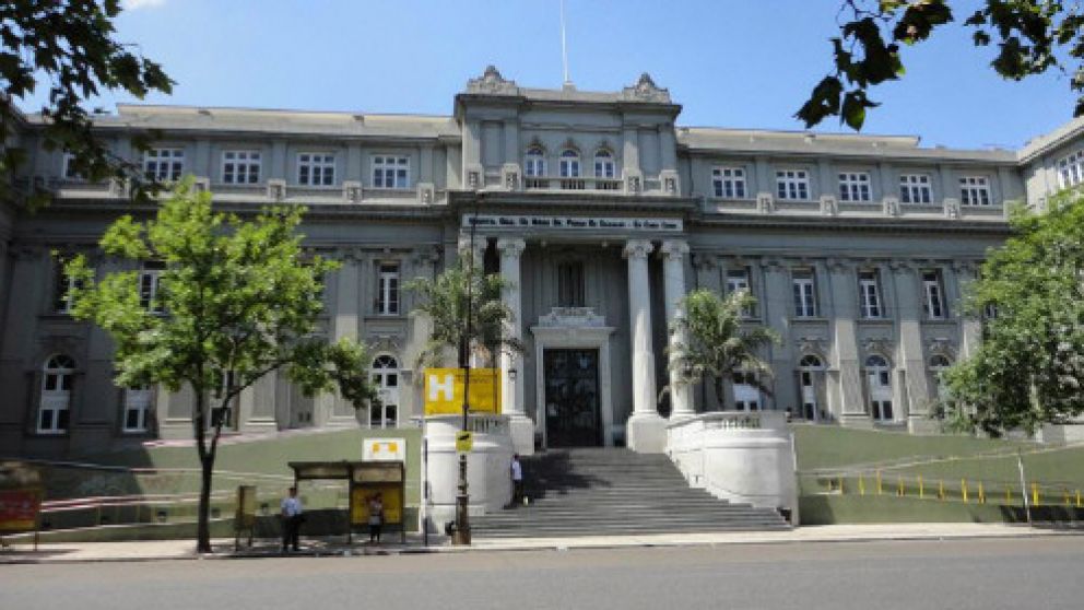 El frente del Hospital Elizalde, en donde se produjeron los dos casos fatales.