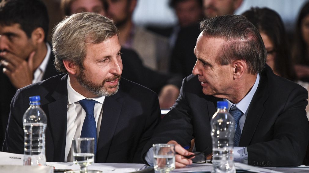 Frigerio, por el oficialismo y Pichetto, por la oposición, buscan consenso.