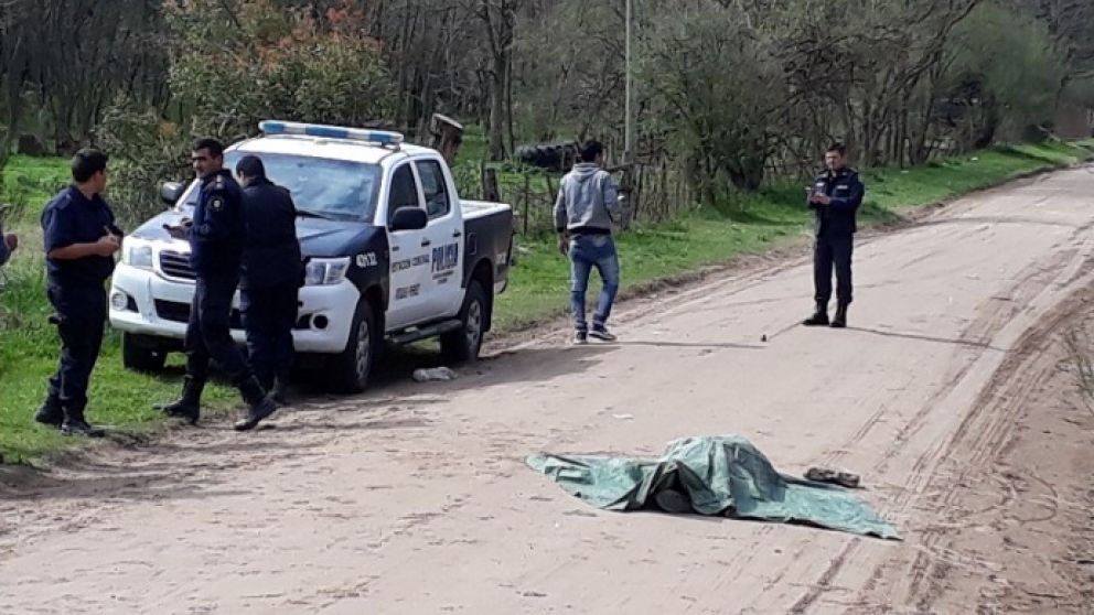 El cadáver baleado en la cabeza del sanguinario individuo yace cubierto en la via pública,