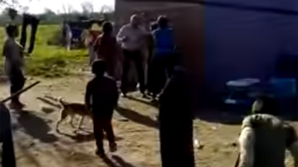 As� fueron los violentos hechos ocurridos entre vecinos y un funcionario en Entre R�os. (Captura de video)