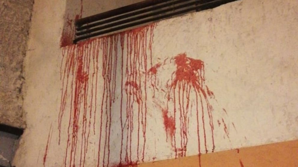 La sangre en el balc�n de la vivienda por el feroz tiroteo.