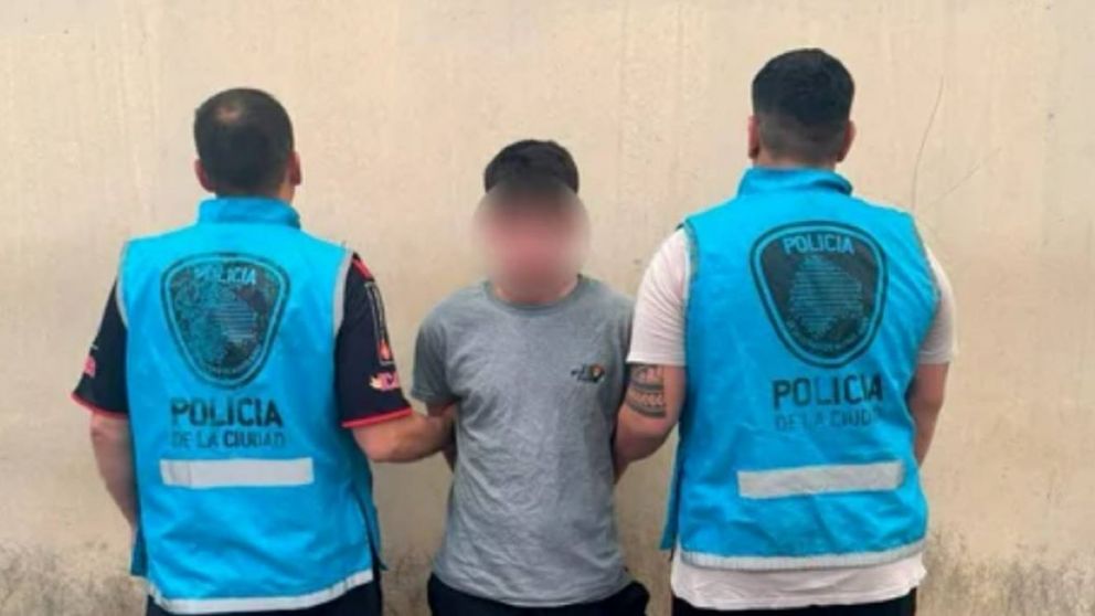 Ya est�n detenidos los dos acusados por el robo al departamento del "Pato" Fillol (Foto NA).