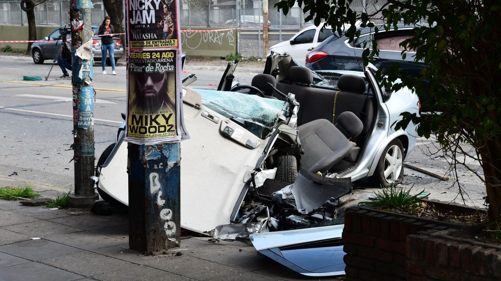 El auto en el que viajaban padre e hijo, las víctimas fatales del accidente en Ramos (Jonatan Moreno/Crónica).