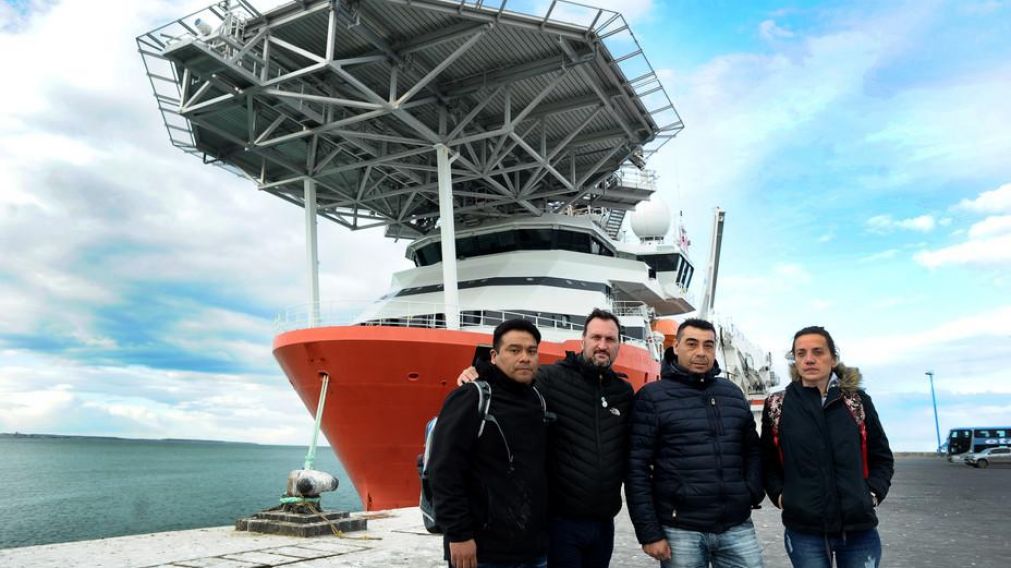 El equipo antes de zarpar en la b�squeda del submarino con los cuatro familiares que acompa�an la expedici�n.